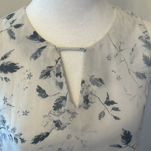 Violet + Claire blue/gray white floral sleeveless blouse Size M EUC - Picture 3 of 11